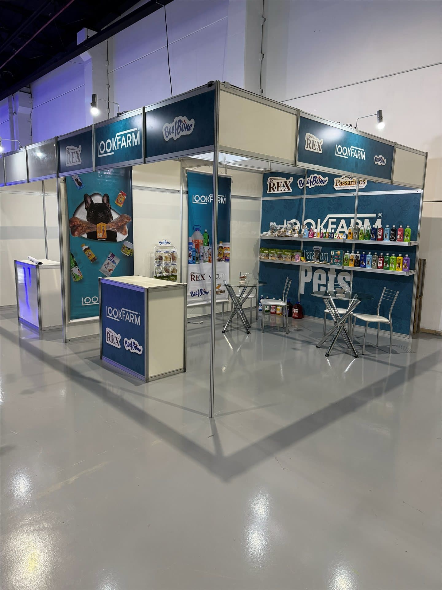 Estande Lookfarm montado, com vitrines de produtos das marcas do grupo